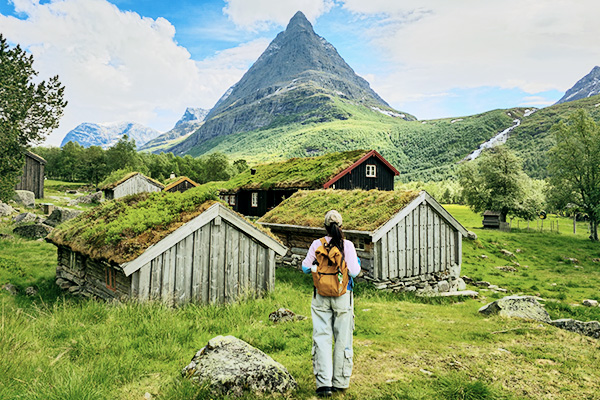 Wanderin in Norwegen mit Blick auf einen Berg