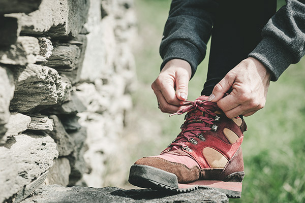 Wanderschuhe schnüren