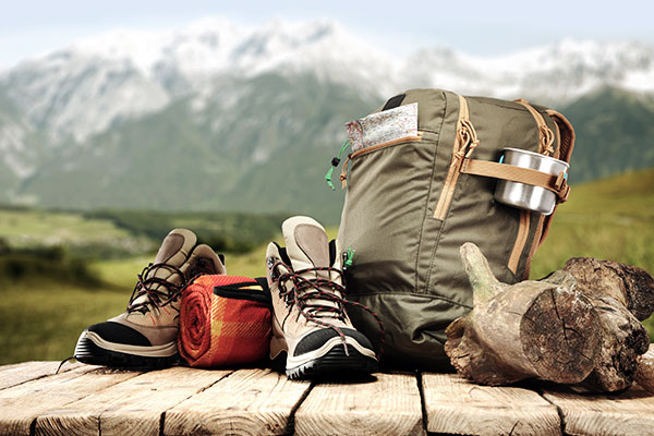 wanderschuhe-rucksack-alpenlandschaft