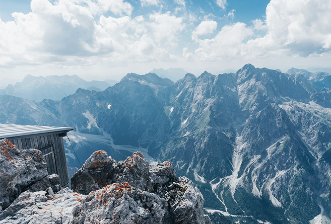 Watzmannhaus in karstiger Landschaft in Berchtesgaden, Deutschland