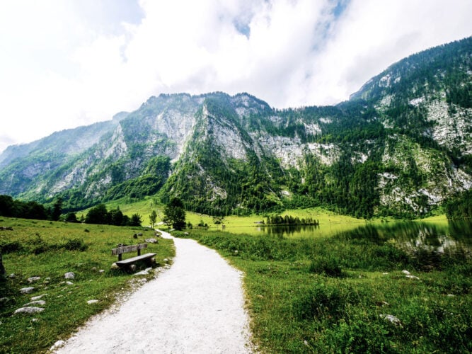 Weißer Pfad durch den Nationalpark Berchtesgaden, Deutschland