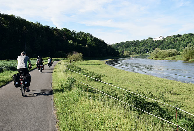 Weser Radweg mit Schloss Fürstenberg im Hintergrund