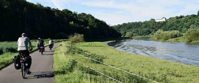 Weser Radweg mit Schloss Fürstenberg im Hintergrund