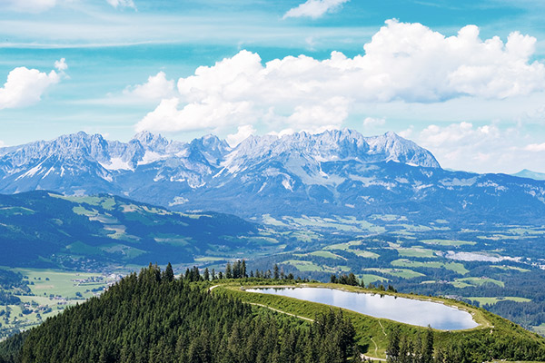 Blick auf den Wilden Kaiser mit einem See im Vordergrund