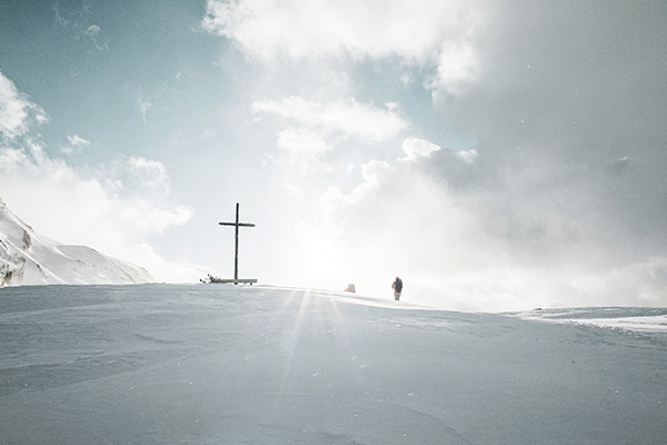 Gipfelkreuz in den Wolken, Fanesalm Dolomiten