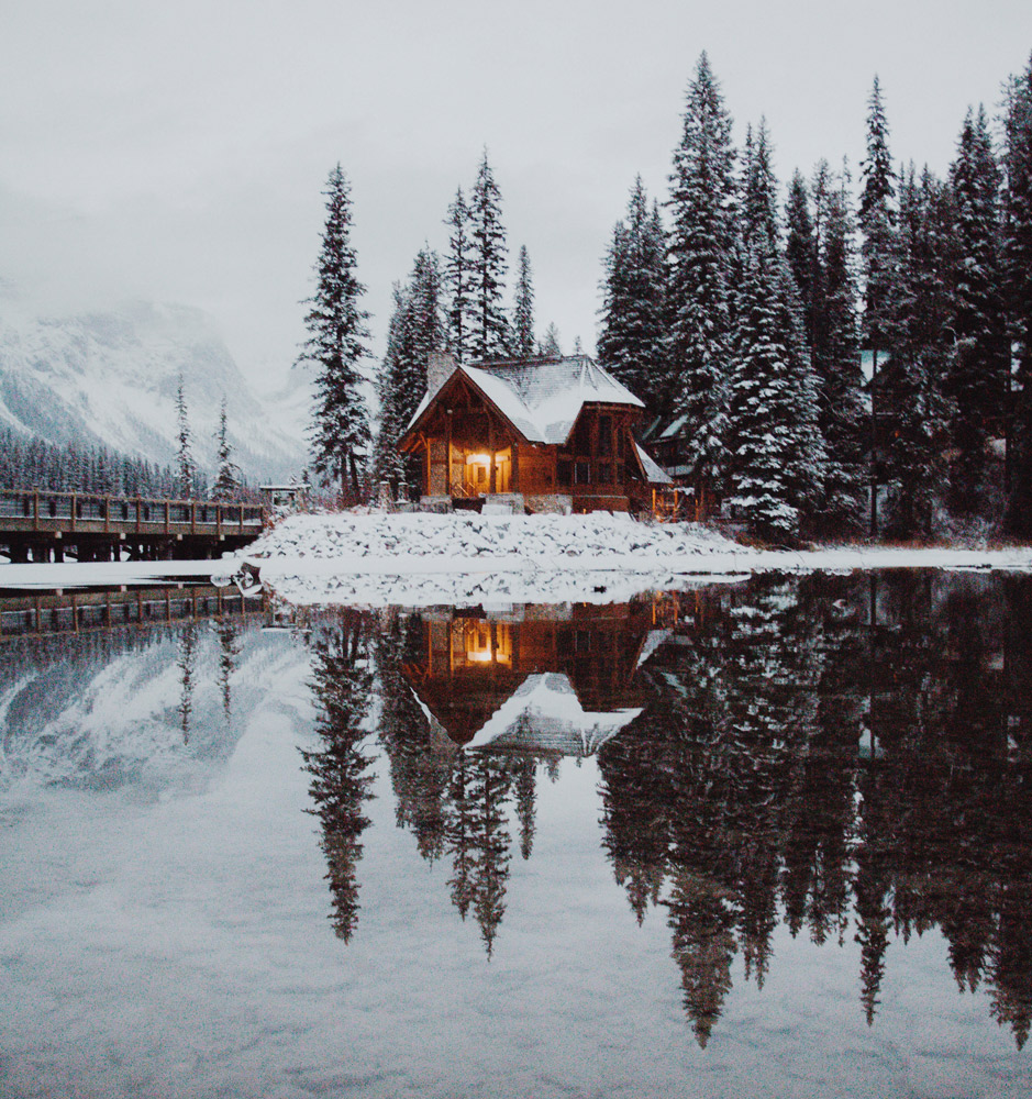 huette im schnee vor see und wald