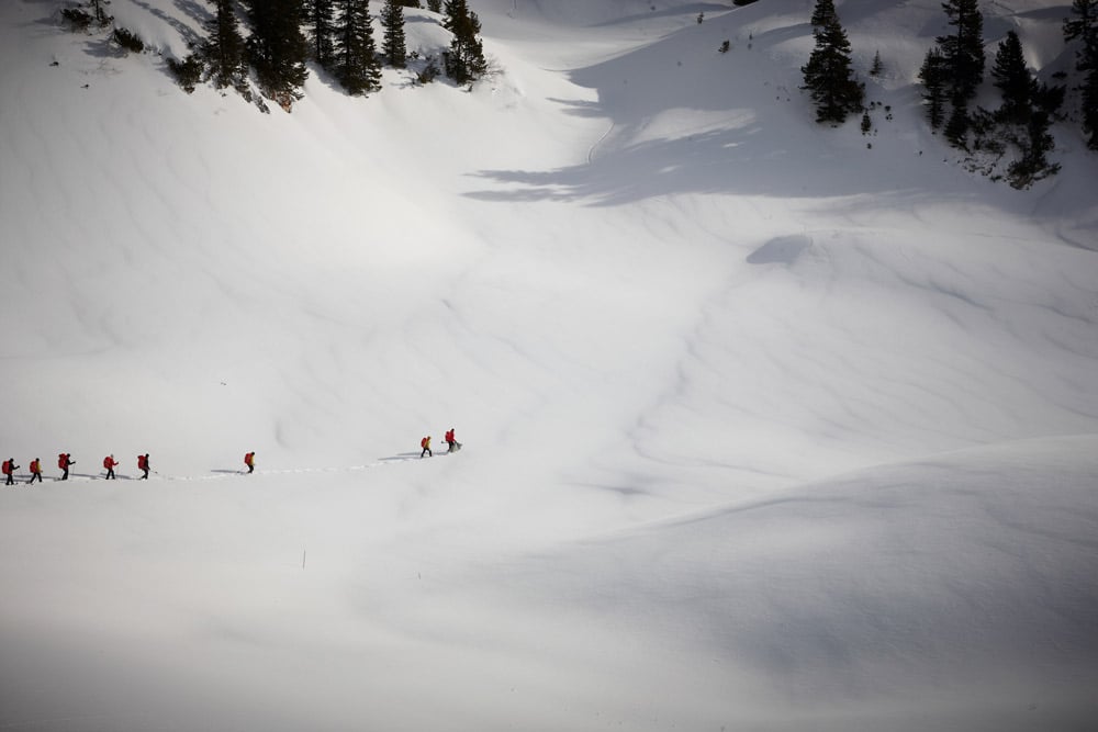 Gruppe Menschen in Schneelandschaft aus Entfernung