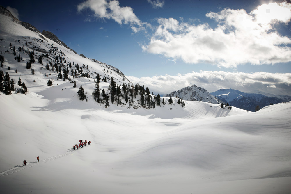 Schneeschuhwanderer in Winterlandschaft