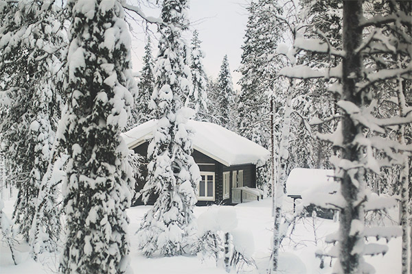 Huette im Winterwald, Norwegen