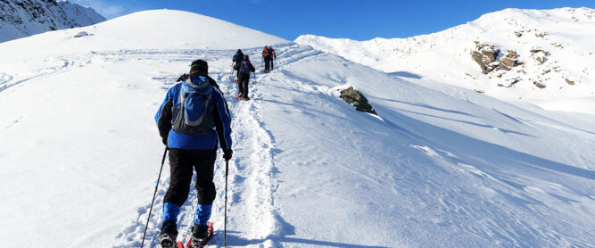 Gruppe beim Schneeschuhwandern in den Stubaier Alpen