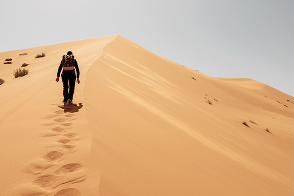 Frau beim Wandern in der Sahara, Marokko