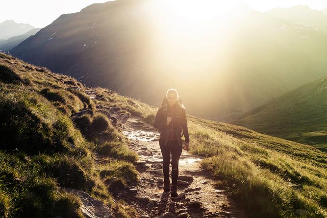Wandern Alpen bei Sonnenuntergang